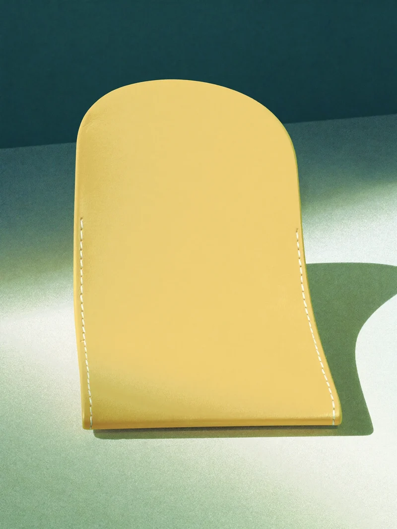 Illustration eines gefalteten Leder-Stiftetuis als Designstudie