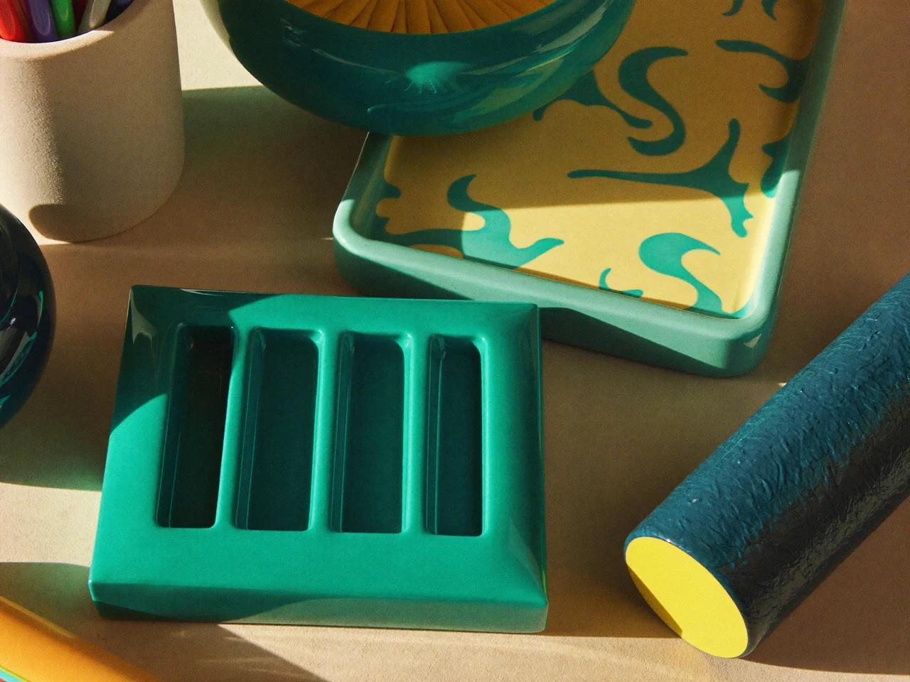 Illustrierte Materialdetails zu Leder, Messing und Stoff